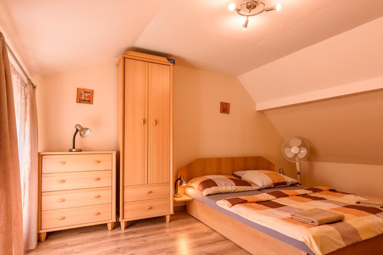 Chatka Elegant Besenova Bagian luar foto