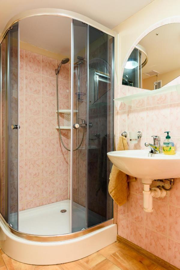 Chatka Elegant Besenova Bagian luar foto